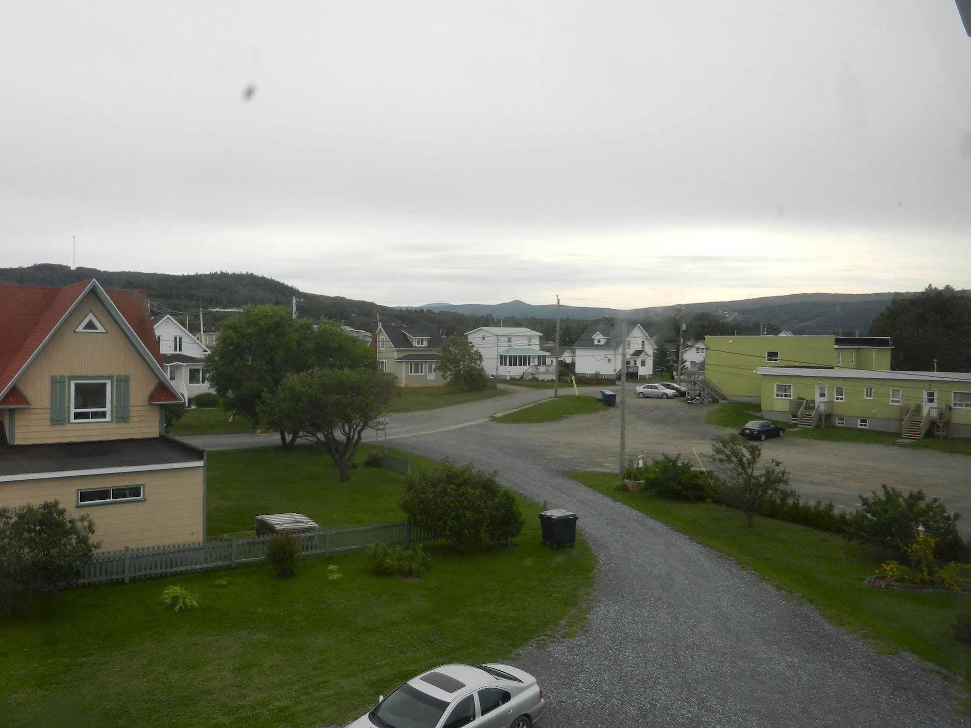Gite La Ptite Falaise Hebergement Touristique Sainte Anne des Monts Экстерьер фото